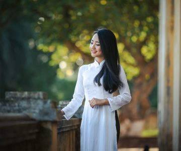 国产古装历史剧场景图，演员身着传统服饰在宫廷布景中对峙，色彩浓郁考究